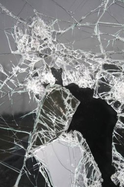 Vintage bir görünüm içinde kırık cam parçaları ile eski pencere