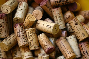 Cork şarap şişe izole beyaz arka plan üzerinde yakın çekim fotoğraf