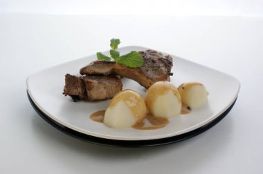 Organik ızgara Kuzu pirzola pişmiş patates ile