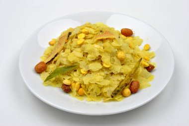 Beyaz tabakta kuru kavrulmuş chevda