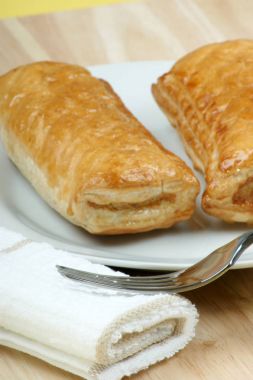 puf böreği beyaz tabakta doldurma sosis ile yakın çekim