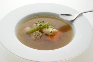 bir kaşık beyaz bir kase lezzetli sebze çorbası