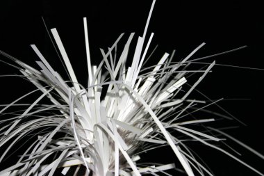 koyu arka plan üzerinde kesme kağıt parçaları yakın çekim 