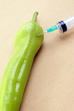  kırmızı biber ve şırınga, yakın çekim, genetik değişiklik kavramı  