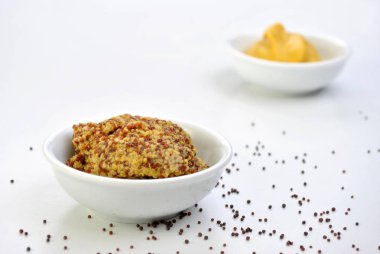 Beyaz bir kase içinde organik hardal