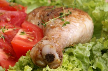 tavuk budu yeşil salata domates dilimleri ile 