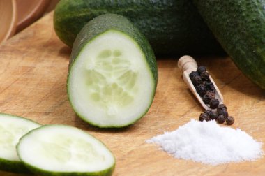 tuz ve biber ahşap tahta üzerinde ile salatalık