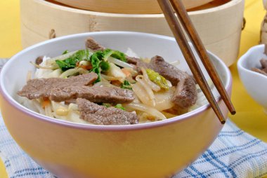 organik sığır eti ile oryantal tarzda erişte 