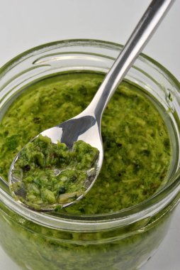 taze ev yapımı pesto biraz zeytinyağı ile