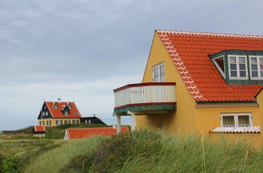 Dunes içinde binalar, Kuzey Jylland, Danimarka gün süre vurdu