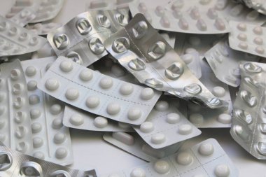 Beyaz arka plan üzerinde izole tablet ile ambalajlar yığını yakın çekim 