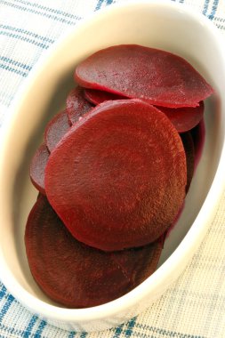 pancar dilimleri beyaz kase, yakın çekim 