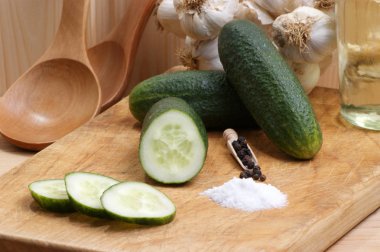 tuz ve biber ahşap tahta üzerinde ile salatalık