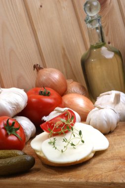 Beyaz mozzarella peyniri taze kırmızı domates ile yakın çekim fotoğraf 