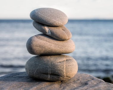 Taşlar piramidi sembolize eder zen, ahenk, denge