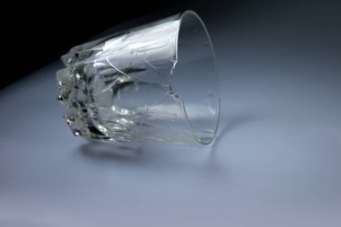 Kırık camı yakın atış