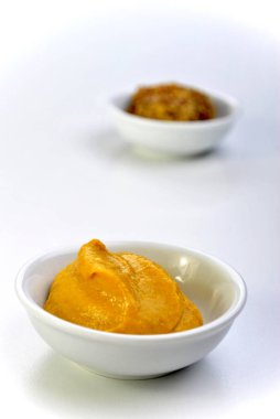 Beyaz bir kase içinde organik hardal