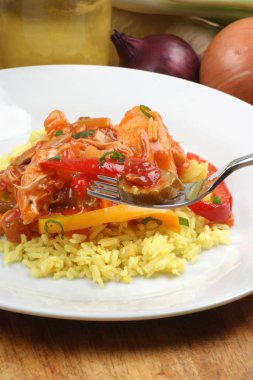 kızarmış biber şeritler köri pirinç beyaz tabakta tavuk parçaları ile yakın çekim 