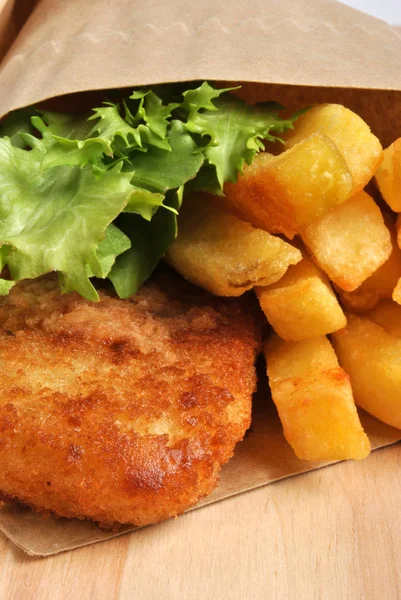 Pescado Patatas Fritas Con Algunas Verduras Orgánicas — Foto de Stock