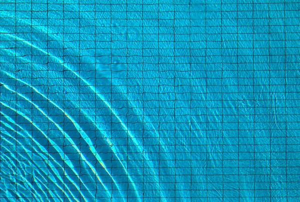 青いプールの波状の透明な水 — ストック写真
