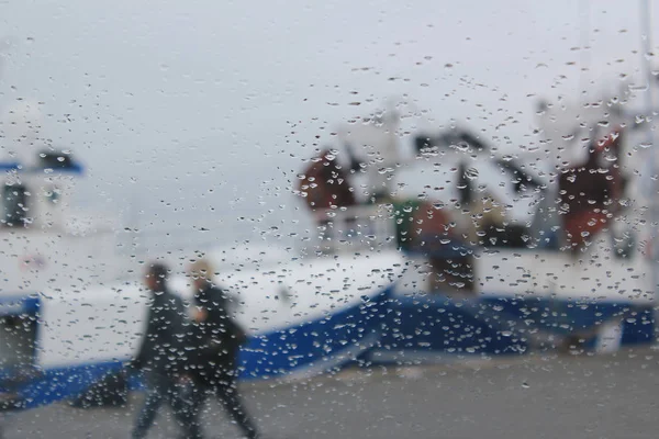 Foto Von Menschen Fuß Regen Hafen — Stockfoto