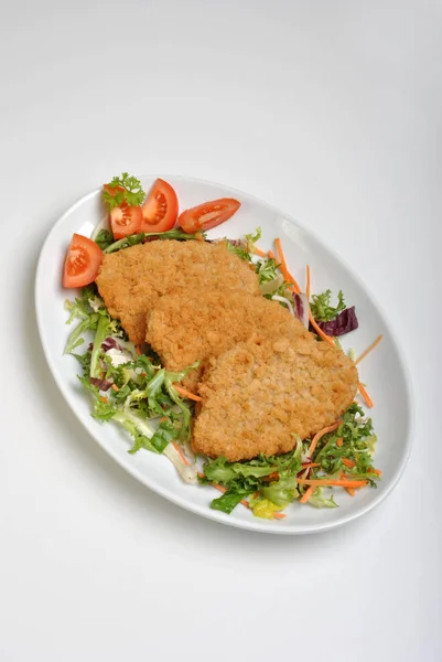 Filetes Pescado Empanados Con Verduras Plato — Foto de Stock