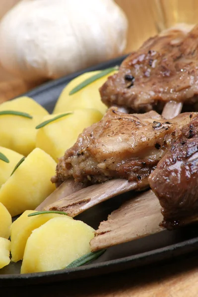 Côtes Porc Frites Avec Pommes Terre Romarin Dans Assiette Gros — Photo