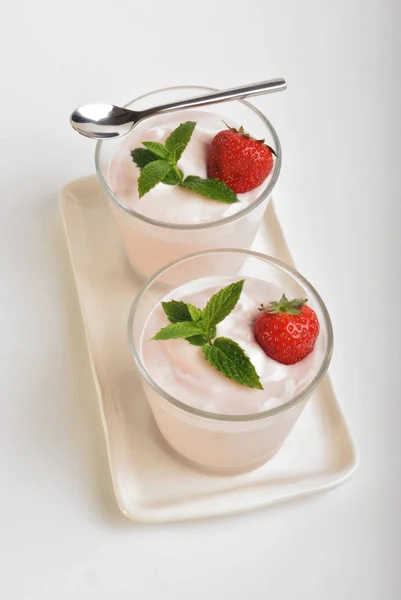 Vasos Con Yogur Orgánico Fresas Con Hojas Menta —  Fotos de Stock
