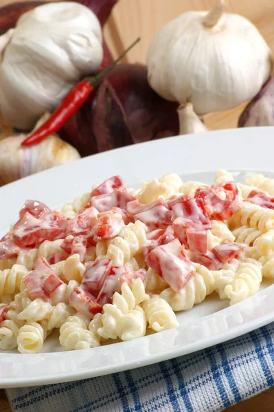 Close Photo Fried Meat Pasta Plate Table Background — Stock Photo, Image