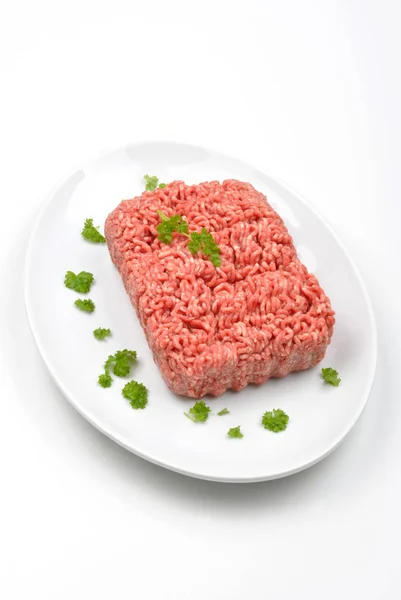 白い皿にパセリをひき肉クローズ アップ — ストック写真