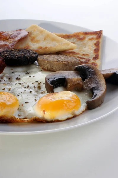 Petit Déjeuner Irlandais Sur Une Assiette Blanche Avec Oeuf — Photo