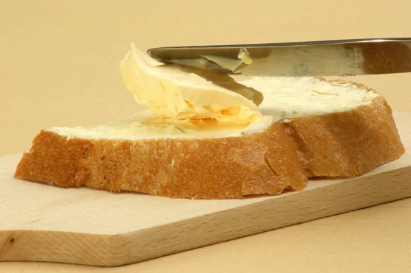 Brotscheibe Wird Mit Butter Bestrichen — 图库照片