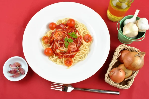 Domowe Spaghetti Organicznych Pomidory Białym Talerzu Zbliżenie — Zdjęcie stockowe