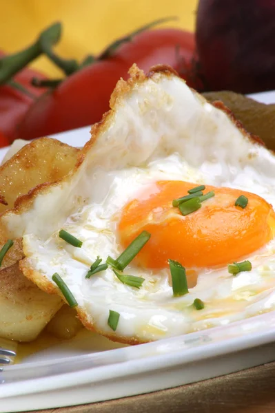 Potatisskivor Serveras Med Stekt Ägg Vit Platta Närbild — Stockfoto