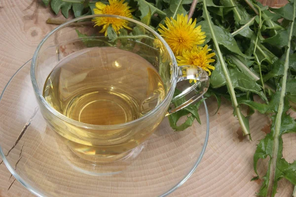 茶とタンポポの葉を持つガラス カップ クローズ アップ — ストック写真