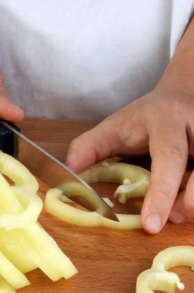 Cortar Pimentón Orgánico Cuchillo Una Tabla Madera — Foto de Stock