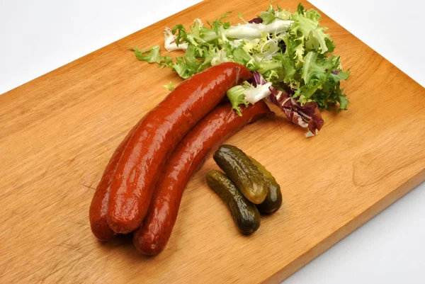 sosis ve organik Kornişon ahşap tahta üzerinde füme