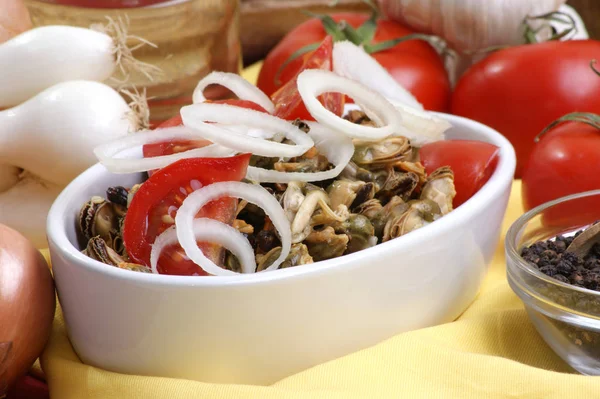 Nahaufnahme Von Frischen Schmackhaften Muscheln Mit Gemüse Schüssel — Stockfoto