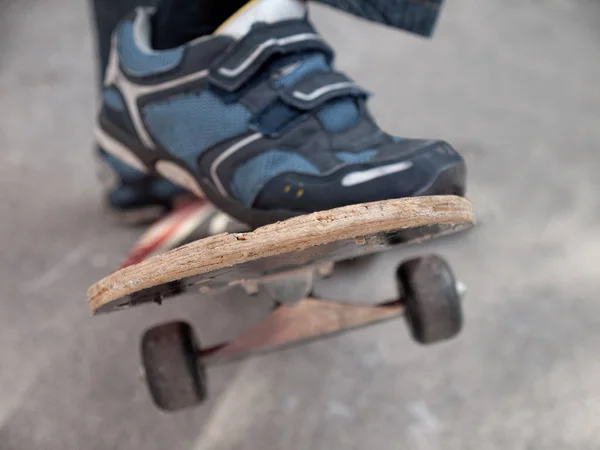 Zbliżenie Zdjęcie Chłopca Przenosi Skate Board — Zdjęcie stockowe