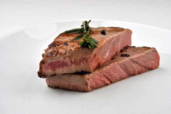 Gegrilltes Steak Mit Bio Rosmarin Und Hellem Hintergrund — Stockfoto