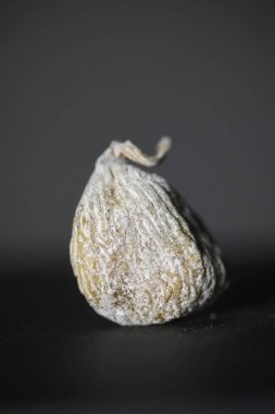 tatlı incir meyve gri arka plan üzerine pudra şekeri ile yakın çekim 