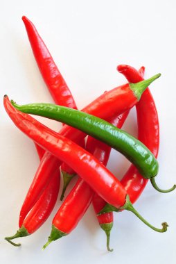 Baharatlı kırmızı biber beyaz arka plan üzerinde izole Close-Up