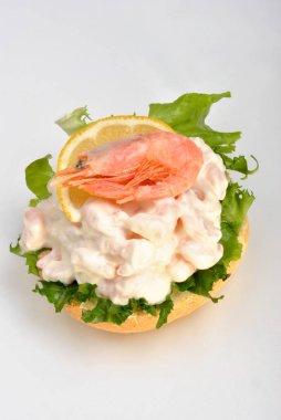 bazı taze Kral ekmek rulo üzerinde karides