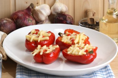 kavrulmuş biber erişte ve peynir beyaz tabakta ile yakın çekim 