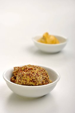 Beyaz bir kase içinde organik hardal