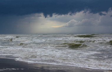 denizin üzerinde kara bulutlar