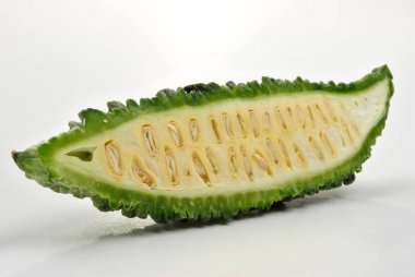 Yarım taze organik Karela ve parlak arka plan