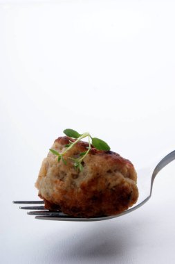 yakın çekim topları Yunan fesleğen kıyma ile metal çatal