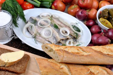 arenque fresco orgánico en un plato blanco