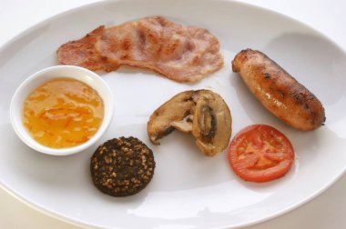 Geleneksel İrlandalı kahvaltı büyük bir plaka üzerinde